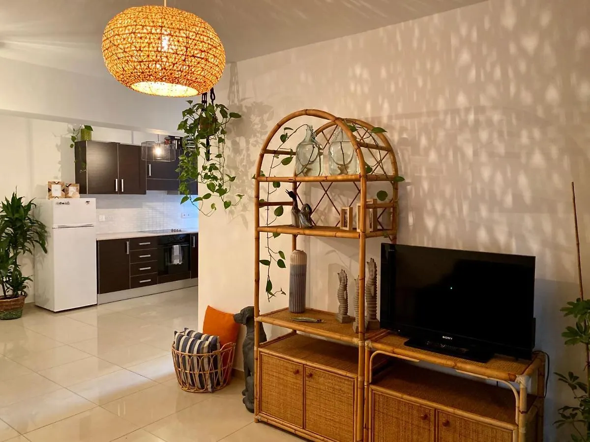 Fat Cow Apartment 102 Livadhia